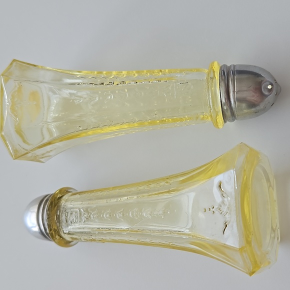 Vintage "Princess" Pattern Salt and Pepper Shakers Depression Glass - Picture 1 of 10